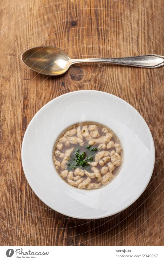 Suppn Lebensmittel Suppe Eintopf Ernährung Essen Abendessen Bioprodukte Geschirr Teller Gabel Billig gut Brätspätzlesuppe schwäbisch bayerisch Silber Löffel