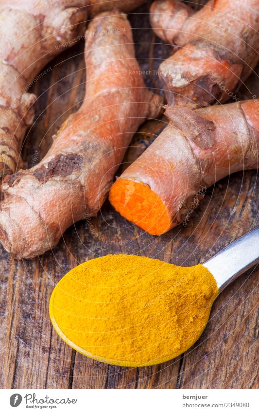 Curcuma Lebensmittel Kräuter & Gewürze Asiatische Küche gut braun orange Ehrlichkeit Wurzel Rhizom Holz Knolle Löffel roh gemalen indisch Essen zubereiten