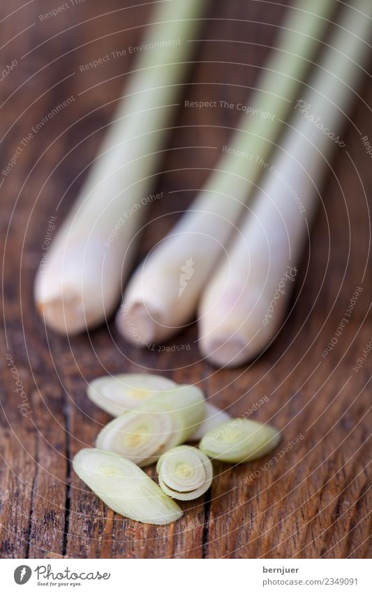 Zitronengras Lebensmittel Kräuter & Gewürze Bioprodukte Vegetarische Ernährung Diät Asiatische Küche gut braun grün weiß Holz Holzbrett 3 Planke geschnitten