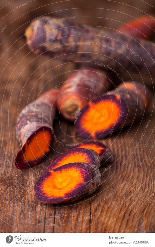 Karotte Lebensmittel Gemüse Bioprodukte Vegetarische Ernährung Diät Billig gut Ehrlichkeit authentisch Möhre roh rustikal Holz hintergrund orange violett