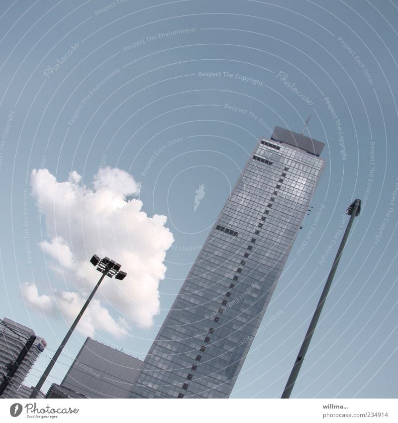 Wolke am Spieß Hochhaus Himmel Wolken Berlin Stadt Haus Bauwerk Gebäude Architektur Fassade Beton Glas modern blau grau Straßenbeleuchtung Textfreiraum oben Tag