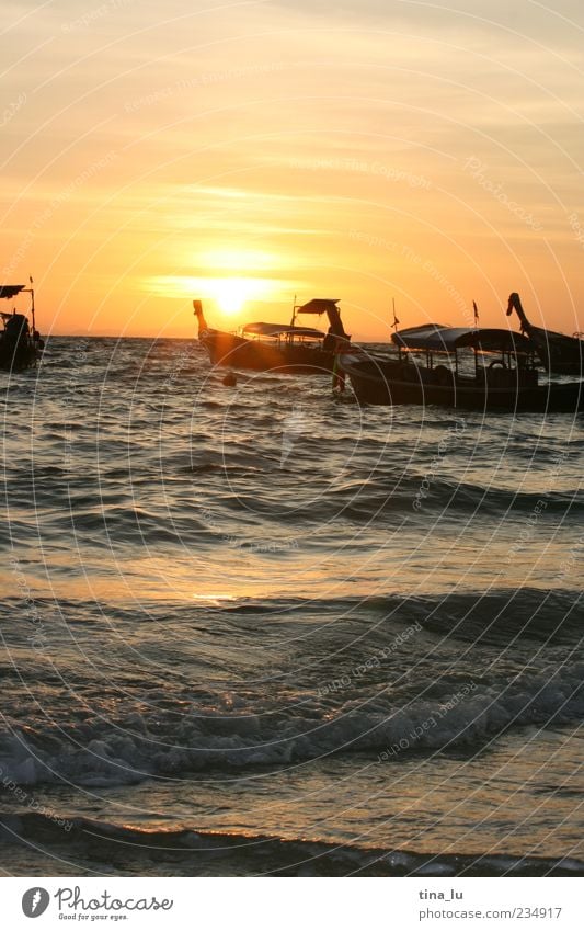 sunrise on koh phi phi II Natur Urelemente Wasser Himmel Sonnenaufgang Sonnenuntergang Wellen Küste Strand Bucht Koh Phi Phi Thailand Asien ruhig Wasserfahrzeug