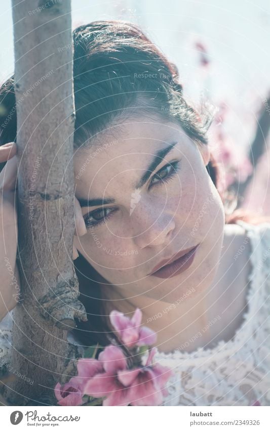 Blütezeit Lifestyle Gesicht Wellness Junge Frau Jugendliche Sommersprossen Umwelt Natur Sonnenlicht Frühling Schönes Wetter Blume Kirschblüten Kirschbaum