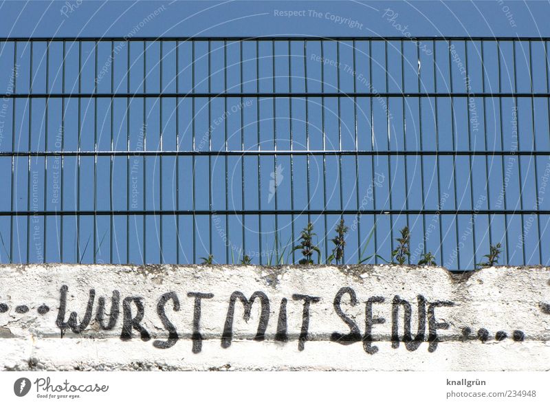 WURST MIT SENF Himmel Wolkenloser Himmel Schönes Wetter Industrieanlage Mauer Wand Geländer Metall Schriftzeichen Graffiti einzigartig lecker trashig blau