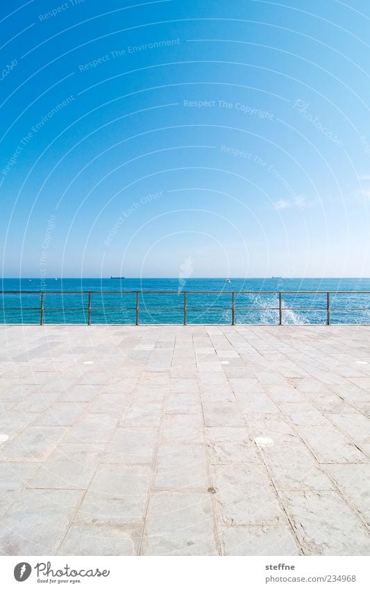 Sommerfrische Wasser Wassertropfen Wolkenloser Himmel Schönes Wetter Meer Atlantik Portugal Erholung ruhig maritim Farbfoto Textfreiraum oben Textfreiraum unten