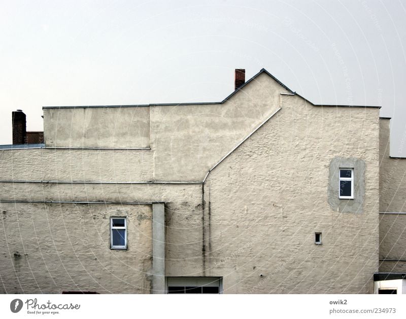 Zweiraumwohung Haus Himmel Bauwerk Gebäude Architektur Mauer Wand Fassade Fenster Schornstein eckig einfach hell Spitze blau grau weiß 2 doppelt gemoppelt Linie