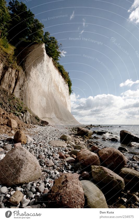 Steine im Weg Natur Landschaft Wasser Himmel Wolken Horizont Sommer Schönes Wetter Küste Strand Bucht Meer Ostsee Insel Rügen Kreidefelsen Kieselstrand Klippe