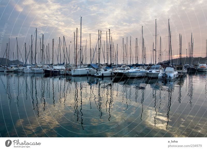 silent nights Lifestyle Meer Wassersport Segeln Natur Himmel Wolken Sonnenaufgang Sonnenuntergang Küste Hafen Linie Ordnung ruhig stagnierend Ferne Segelboot