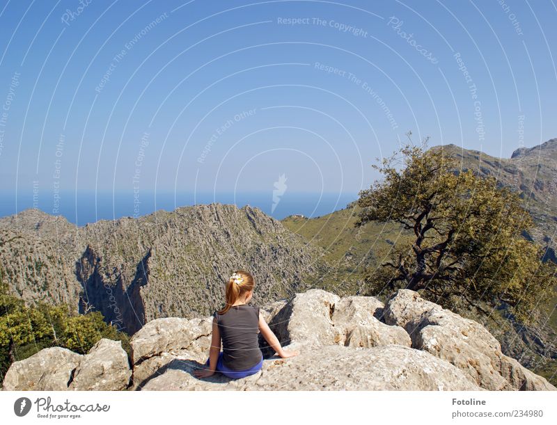 Paradies voraus! Mensch feminin Kind Mädchen Kindheit Umwelt Natur Landschaft Himmel Wolkenloser Himmel Baum Felsen Berge u. Gebirge Gipfel hoch blau Farbfoto