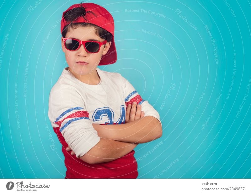 ernster Junge mit Sonnenbrille Lifestyle Mensch maskulin Kind Kindheit 1 3-8 Jahre Accessoire Mütze Denken Fitness Aggression bedrohlich Coolness rebellisch