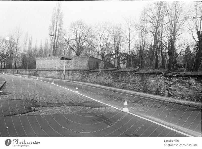 Prenzlauer Berg Stadt Menschenleer Bauwerk Gebäude Verkehrswege Straße Verkehrsleitkegel Kopfsteinpflaster Fahrbahn DDR Schwarzweißfoto Außenaufnahme Weitwinkel