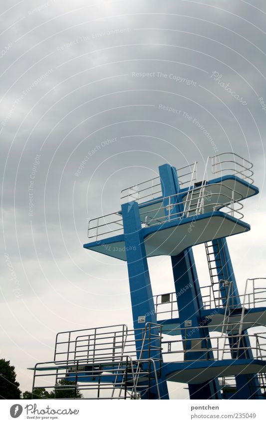 Bedrohlich Freiheit Sommer Sport Sportstätten Himmel Wolken Gewitterwolken Gefühle Freude Euphorie Mut Angst Sprungbrett Turm blau Treppe Höhe Farbfoto