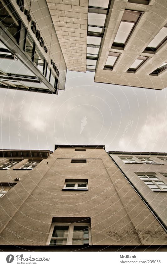 hui, hoch. Haus Mauer Wand Fassade kalt blau braun grau Höhe Himmel Fenster Gedeckte Farben Außenaufnahme Menschenleer Textfreiraum Mitte Tag