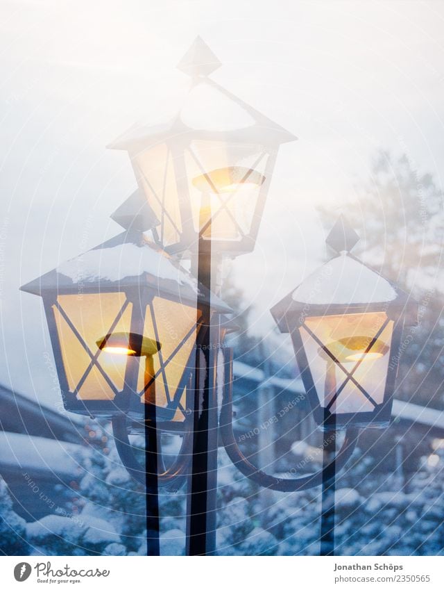 Weihnachtliche Laterne im Schnee Umwelt Natur Wetter Schneefall Ferien & Urlaub & Reisen Stimmung Tradition träumen Traurigkeit Weihnachten & Advent Winter