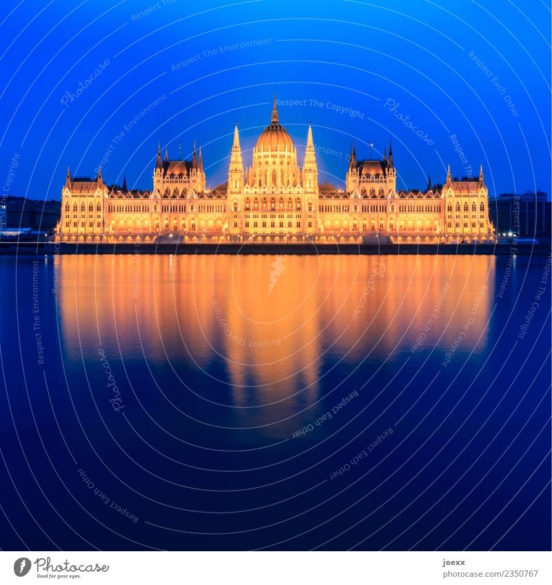 Parlamentsgebäude an der Donau in Budapest, Ungarn Flussufer Hauptstadt Architektur Fassade Sehenswürdigkeit alt groß historisch schön blau gelb gold Országház