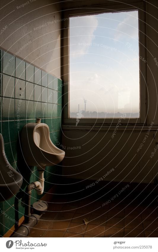 Urin am Horizont Himmel Wolken Menschenleer Fenster Pissoir Bad Rohrleitung Fliesen u. Kacheln Zettel Toilette Stein Beton Glas alt dreckig Klischee trist gelb