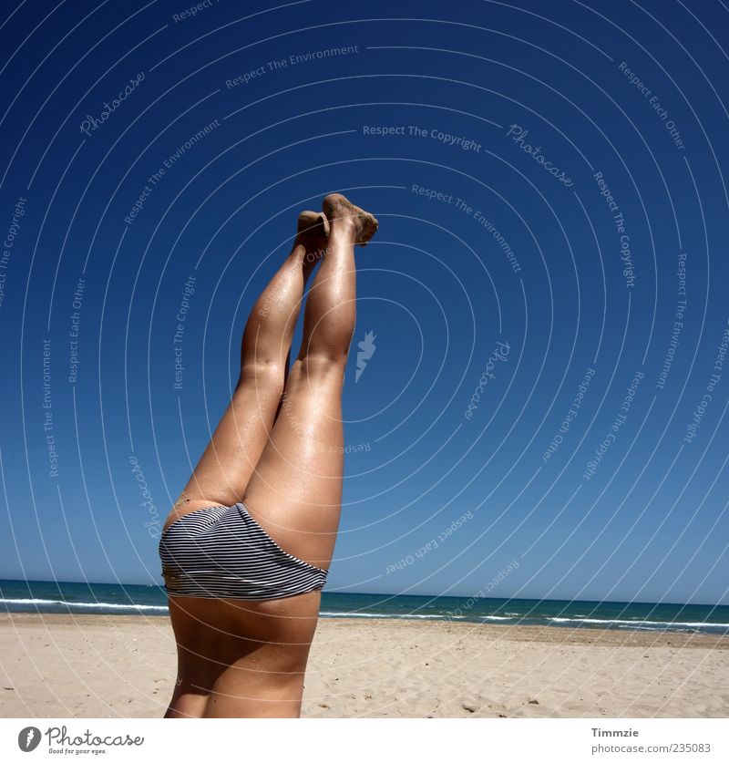 up in the air II Freude Strand Meer Yoga feminin Junge Frau Jugendliche Leben Gesäß Beine 18-30 Jahre Erwachsene Sand Himmel Sommer Bikini Sport sportlich