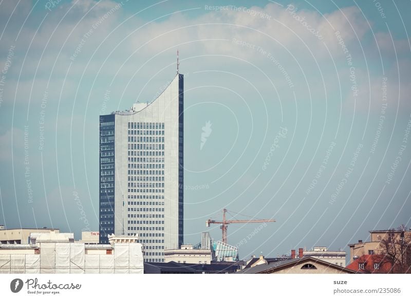 Leepzsch Umwelt Himmel Wolken Schönes Wetter Stadt Haus Hochhaus Gebäude Architektur Fassade Fenster blau Leipzig Weißheitszahn Baustelle Kran Wahrzeichen