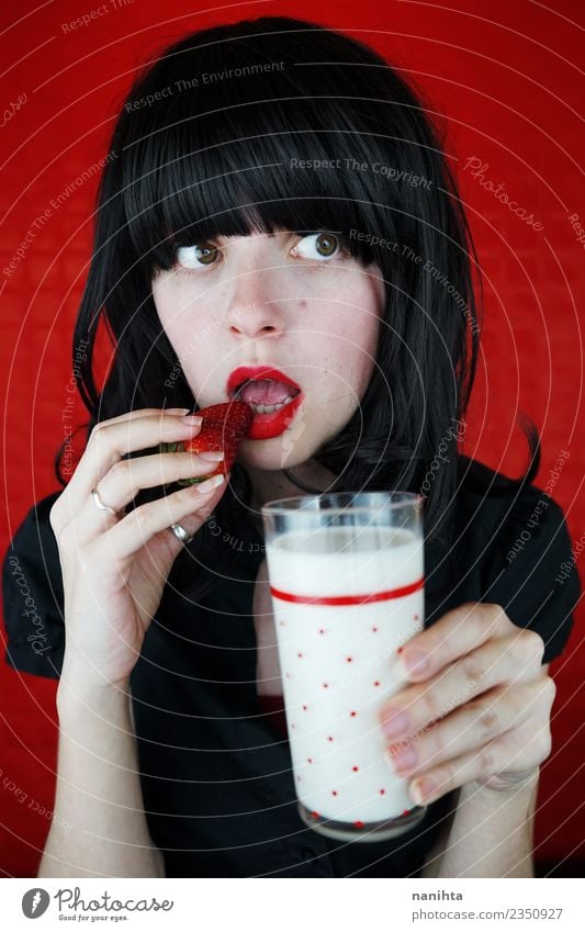 Junge hübsche Frau beim Essen von Erdbeeren und Milch Lebensmittel Frucht Ernährung Bioprodukte Vegetarische Ernährung Getränk Lifestyle Stil schön Lippenstift