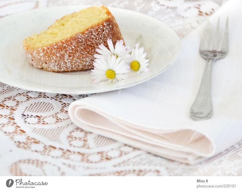 Kuchen Lebensmittel Teigwaren Backwaren Dessert Ernährung Kaffeetrinken Feste & Feiern Blume hell lecker süß weiß Gabel Gänseblümchen Serviette Gugelhupf