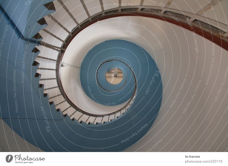 Wendeltreppe ins Licht Leuchtturm Treppe Stein Holz Metall ruhig Farbfoto Innenaufnahme Textfreiraum rechts Geländer Spirale Menschenleer hoch