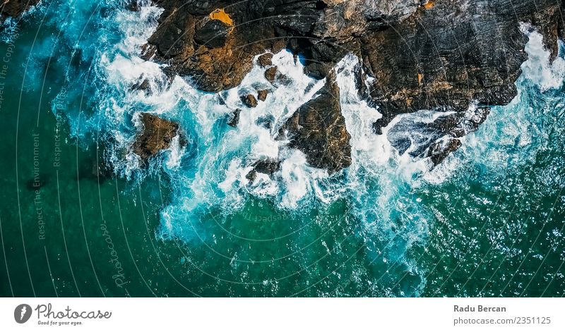 Luftbilddrohne Ansicht der dramatischen Meereswellen Umwelt Natur Landschaft Erde Wasser Sommer Schönes Wetter Unwetter Gewitter Wärme Hügel Felsen Wellen Küste