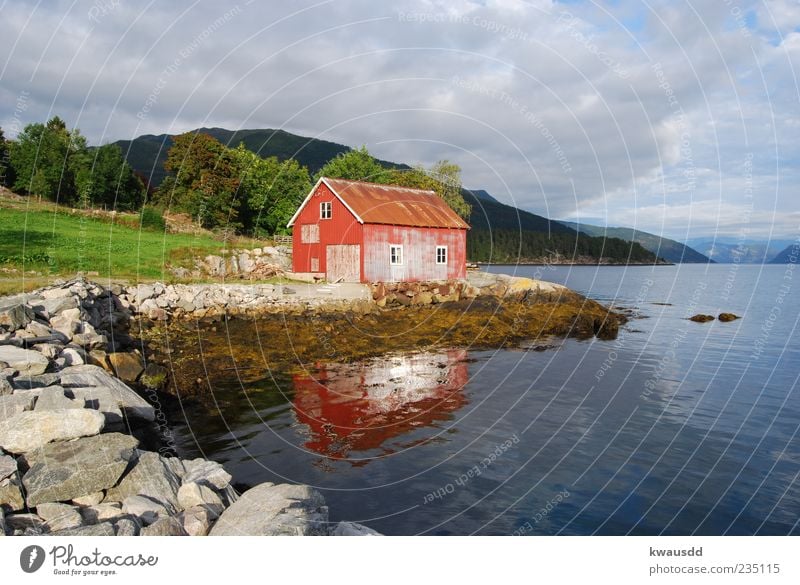 Haus am See Erholung Berge u. Gebirge Wasser Wolken Gewitterwolken Seeufer Fjord Norwegen Fischerdorf Menschenleer Hütte Stimmung Gelassenheit ruhig Natur Ferne