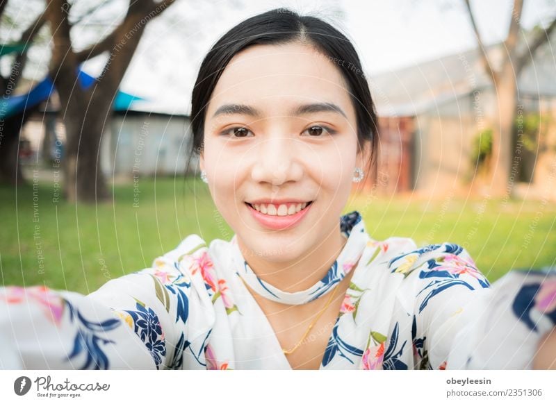 schöne junge asiatische Mädchen haben eine glückliche Zeit allein. Getränk Lifestyle Freude Glück Gesicht ruhig Sommer Business Frau Erwachsene Park Straße