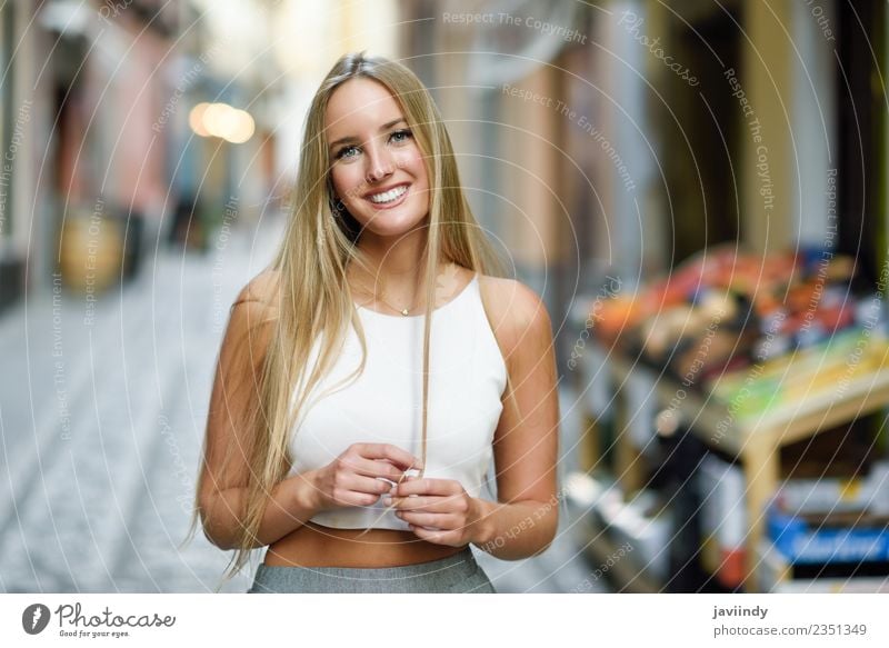 Lächelnde junge Frau im urbanen Hintergrund. Lifestyle elegant Stil Glück schön Haare & Frisuren Sommer Mensch feminin Junge Frau Jugendliche Erwachsene 1