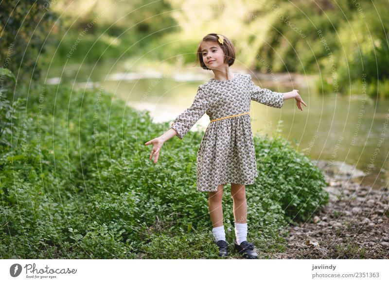 Kleines schönes Mädchen im Naturstrom Lifestyle Freude Glück Spielen Sommer Kind Mensch feminin Baby Frau Erwachsene Kindheit 1 3-8 Jahre Blume Gras Wiese Fluss