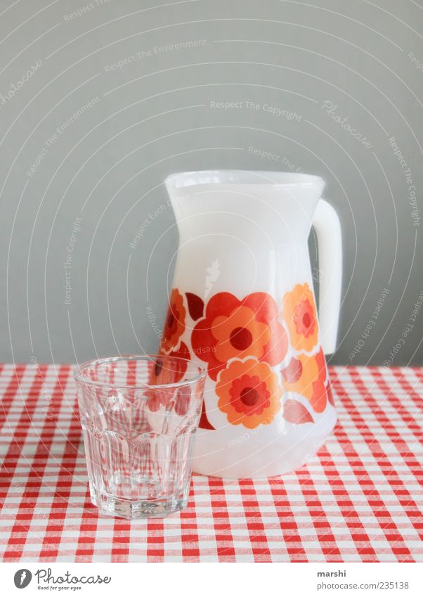 ein Schluck Wasser?! Getränk Trinkwasser rot Glas kariert orange retro Retro-Trash Retro-Farben Muster Farbfoto Innenaufnahme Wasserglas Karaffen Krug