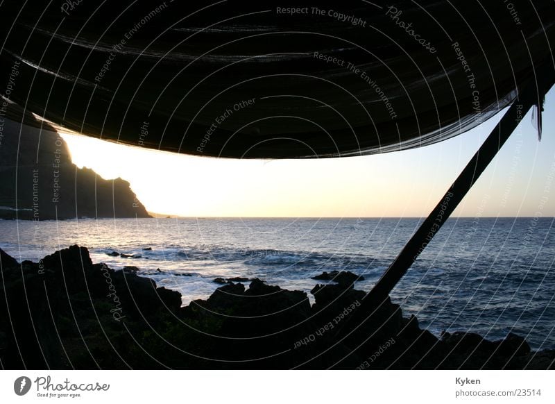 Leider ging die Sonne hinter dem Berg unter Fischernetz Vordach Meer Dämmerung Holz Strebe Küste Europa Wasser Balken Felsen Stein Himmel