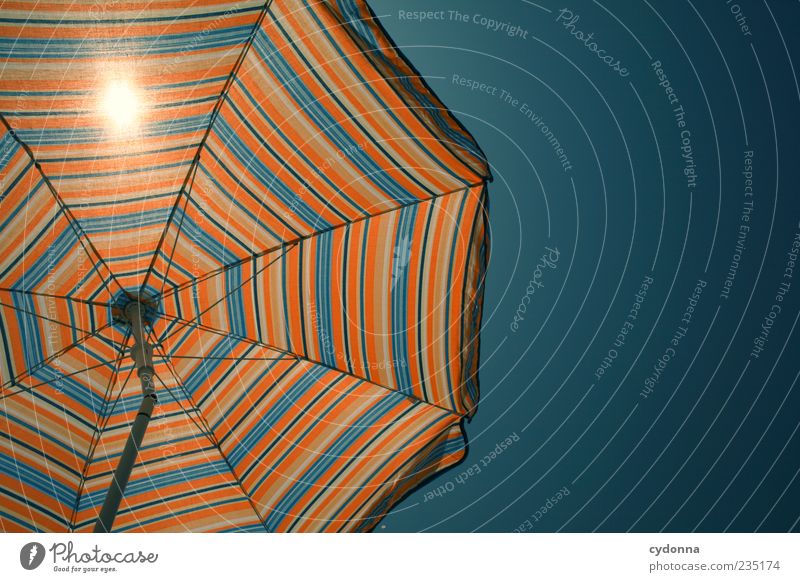 Sonnenschutz Sommerurlaub Sonnenbad Wolkenloser Himmel Wärme ästhetisch einzigartig Schutz Sonnenschirm Wetterschutz Mittagssonne gestreift hautkrebsrisiko Luft