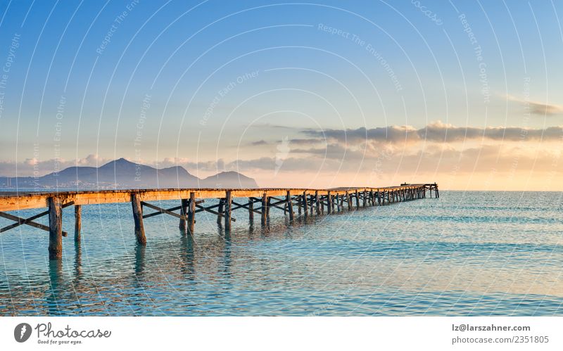 Alter hölzerner Steg oder Pier, der sich ins Meer erstreckt. ruhig Ferien & Urlaub & Reisen Freiheit Sonne Strand Insel Natur Landschaft Himmel Horizont Brücke