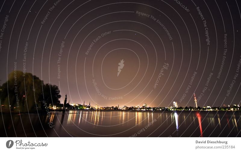 Sterne über Hamburg Hafenstadt Stadtrand Skyline braun grau rot schwarz Alster Alsterufer Nachthimmel Farbfoto Außenaufnahme Abend Licht Schatten Kontrast