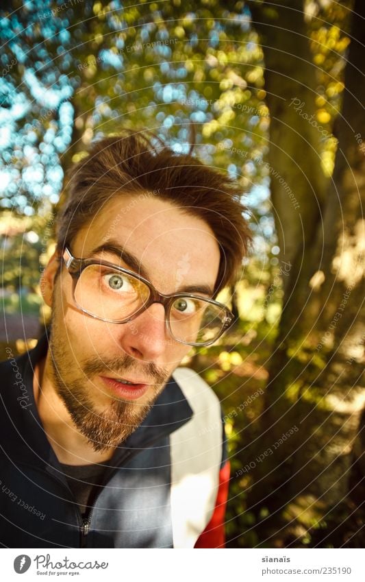 nerd in nature maskulin Mann Erwachsene 1 Mensch 30-45 Jahre Brille trendy nerdig Unglaube verstört skurril Fragen ratlos Starrer Blick erschrecken erstaunt