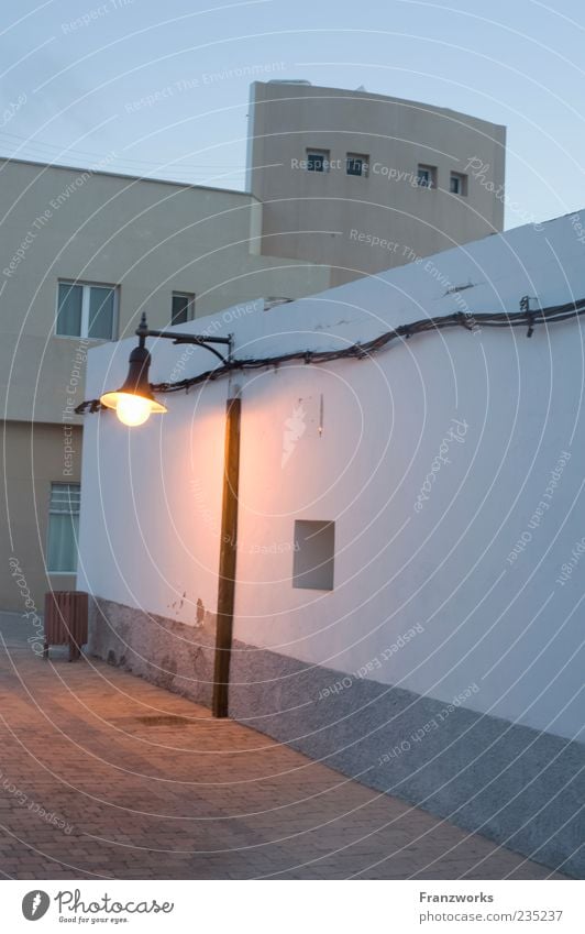 treffpunkt Sommer Haus Kabel Menschenleer Gebäude Mauer Wand Fassade geheimnisvoll Laterne Müllbehälter Treffpunkt Fenster Außenaufnahme Abend Dämmerung