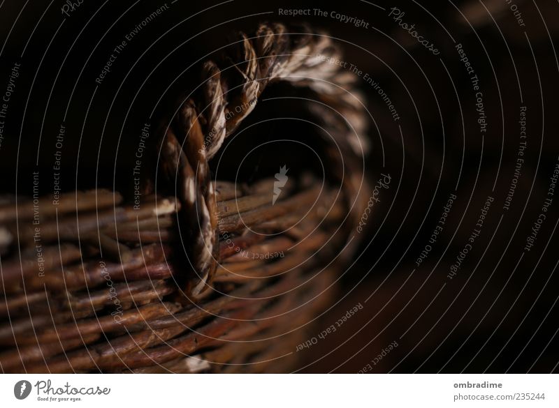 GEFLECHT Dekoration & Verzierung Korb geflochten netzartig Behälter u. Gefäße Holz alt braun schwarz altmodisch Farbfoto Gedeckte Farben Innenaufnahme