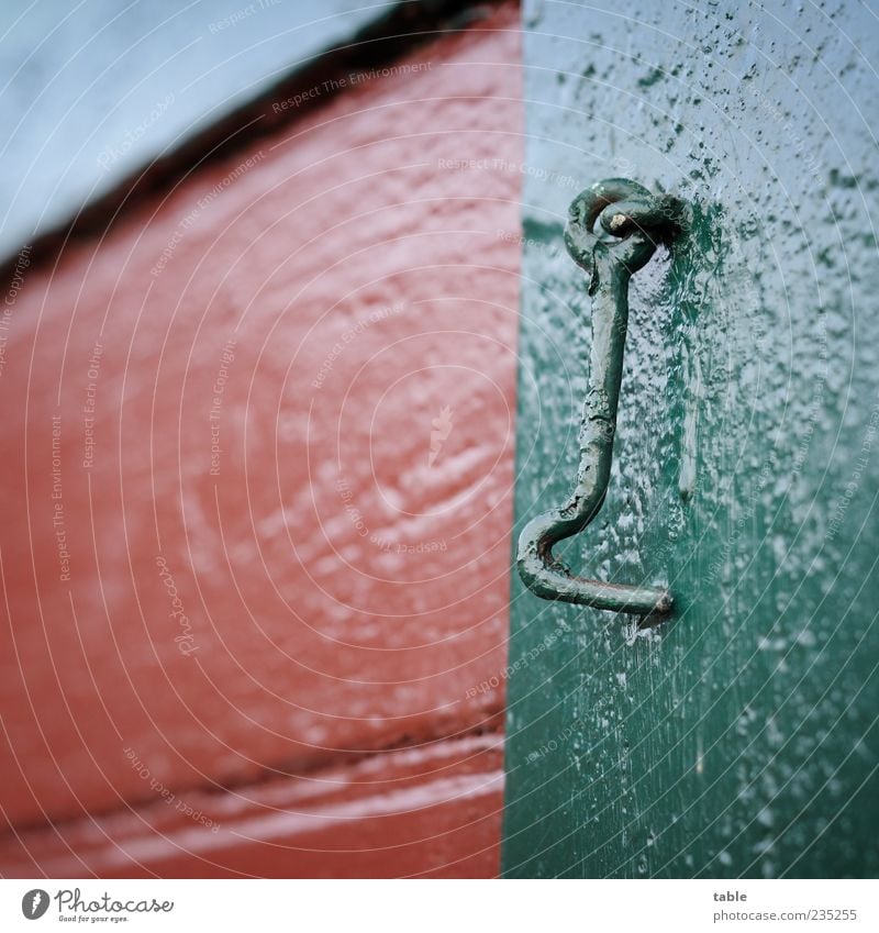 Detail Haus Mauer Wand Fassade Fenster Fensterladen Haken Verschluss Holz Metall hängen alt grün rot Farbe Farbfoto Außenaufnahme Nahaufnahme Detailaufnahme