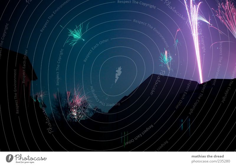 WUSCH Nachtleben Silvester u. Neujahr Menschenleer Haus Bauwerk Gebäude Mauer Wand Fassade Dach glänzend leuchten außergewöhnlich dunkel blau Gefühle Freude