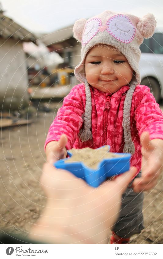 Gib es mir. Freizeit & Hobby Spielen Kinderspiel Kindererziehung Bildung Kindergarten Mensch Baby Kleinkind Eltern Erwachsene Geschwister Großeltern Senior