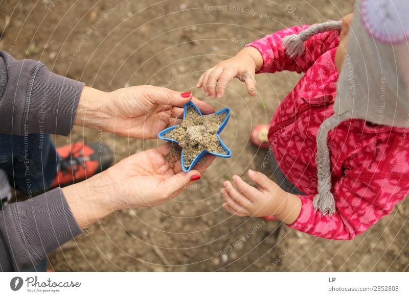 Ein Geschenk Kindererziehung Bildung Erwachsenenbildung Kindergarten Schulhof Schulkind Schüler Lehrer Berufsausbildung Azubi Mensch Baby Kleinkind Eltern