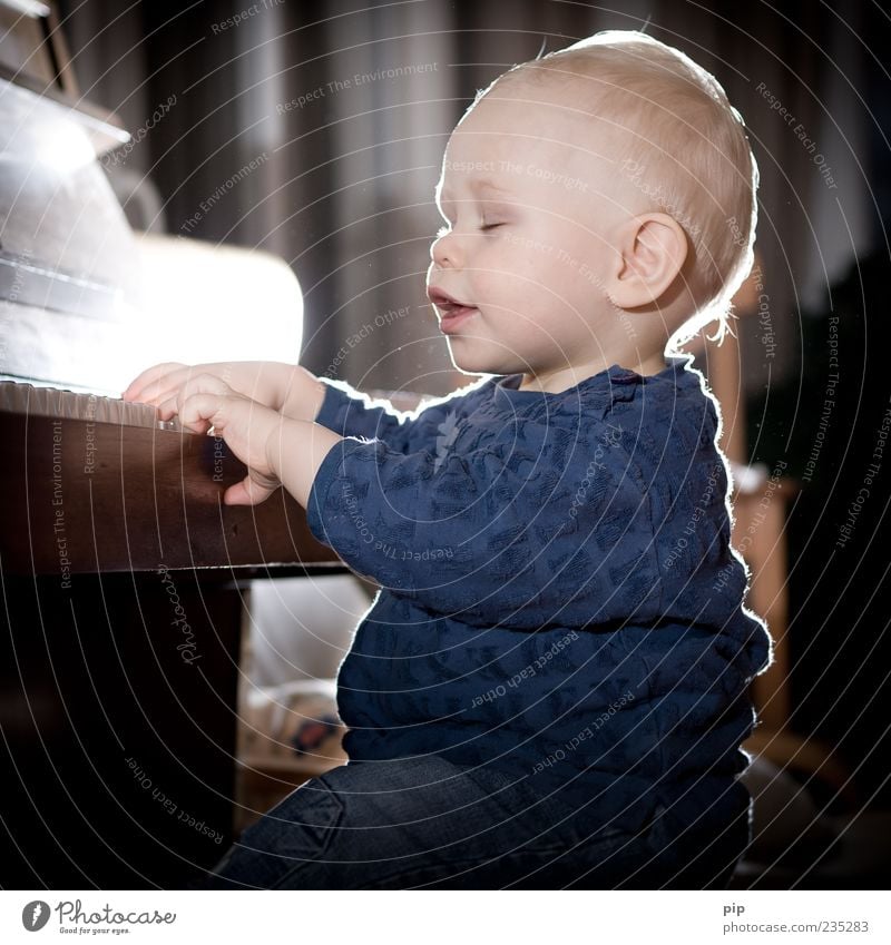 pianissimo Spielen musizieren Klavier Klavier spielen Musik Mensch maskulin Baby Kleinkind Gesicht Ohr Mund Hand Finger 1-3 Jahre sitzen Freude Fröhlichkeit