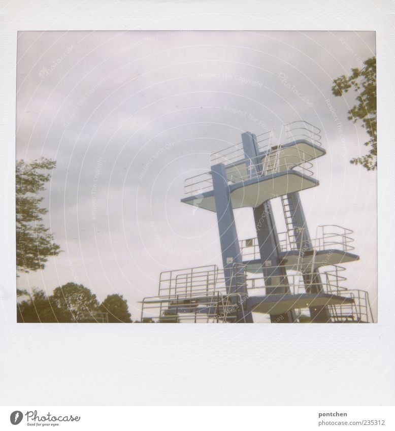 lightbox vollmachen Sportstätten Schwimmbad Sprungbrett Himmel Baum Farbfoto Polaroid Textfreiraum unten Tag Menschenleer hoch Textfreiraum oben Wolken