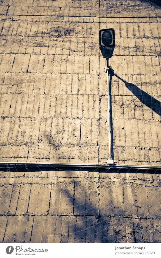 Betong Bauwerk Gebäude Architektur Bunker Mauer Wand braun Lampe Beleuchtung kahl leer trist Schatten Linie Farbfoto Außenaufnahme Menschenleer