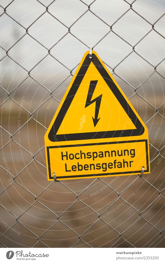 Hochspannung - Lebensgefahr Arbeit & Erwerbstätigkeit Beruf Handwerker Transformator Elektrizität Strommast Stromkraftwerke bedrohlich gefährlich Risiko