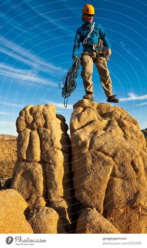 Kletterer auf dem Gipfel. Abenteuer Berge u. Gebirge wandern Klettern Bergsteigen Erfolg Mann Erwachsene 1 Mensch 30-45 Jahre sportlich hoch Tapferkeit