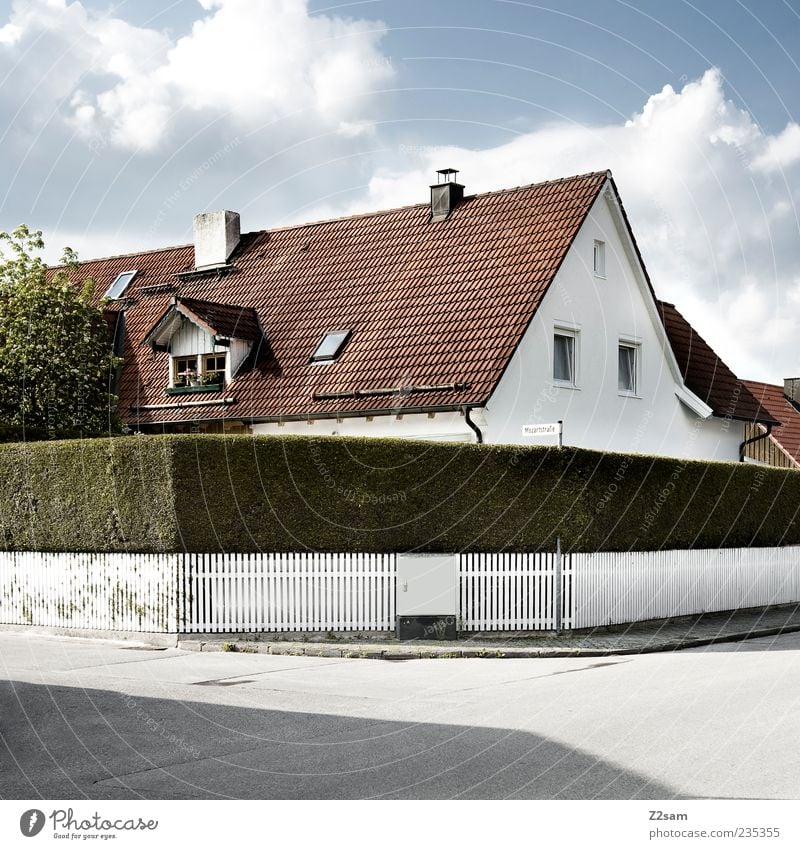 FÜR JALA Haus Garten Natur Himmel Wolken Sträucher Dorf Einfamilienhaus Traumhaus Bauwerk Gebäude Straße ästhetisch eckig einfach Sauberkeit trist Idylle