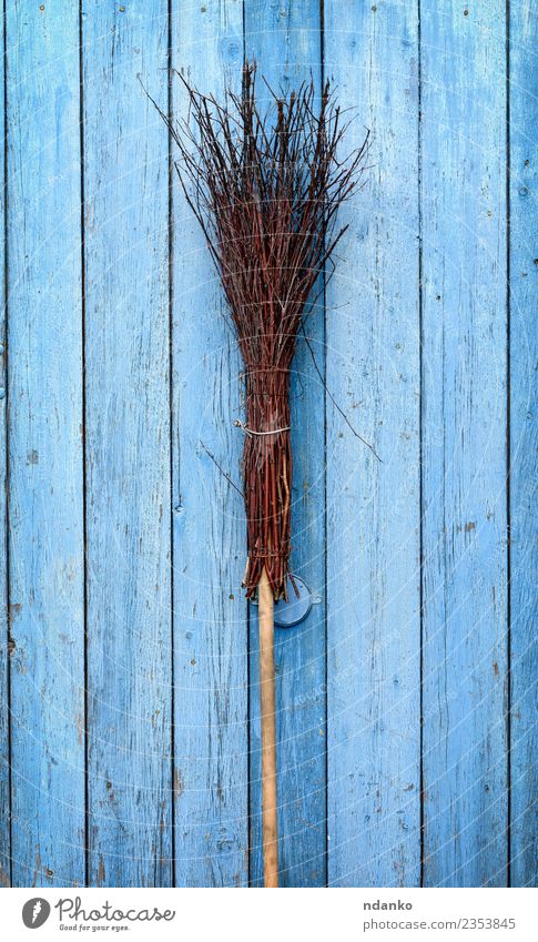 Besen mit Holzgriff alt retro blau braun Idee Besenstiel Objektfotografie Gerät Hexe Bürste altehrwürdig Reinigen heimisch Haushaltsführung Raumpfleger Hexerei