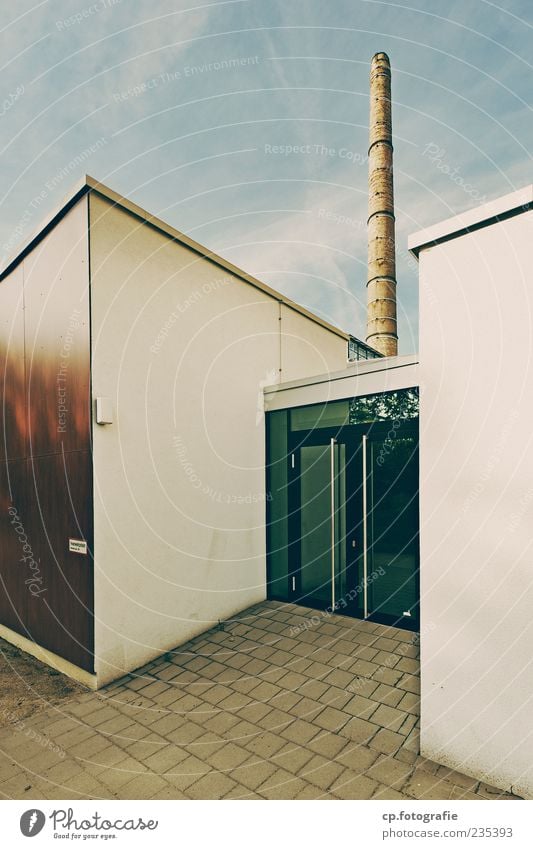 Bauhaus Himmel Sommer Schönes Wetter Menschenleer Industrieanlage Fabrik Bauwerk Gebäude Architektur Mauer Wand Tür Schornstein Klassische Moderne einfach Glas